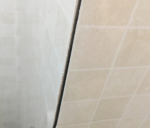 富锦瓷砖空鼓维修公司分享阳台瓷砖脱落的修复过程可以分为以下几个步骤