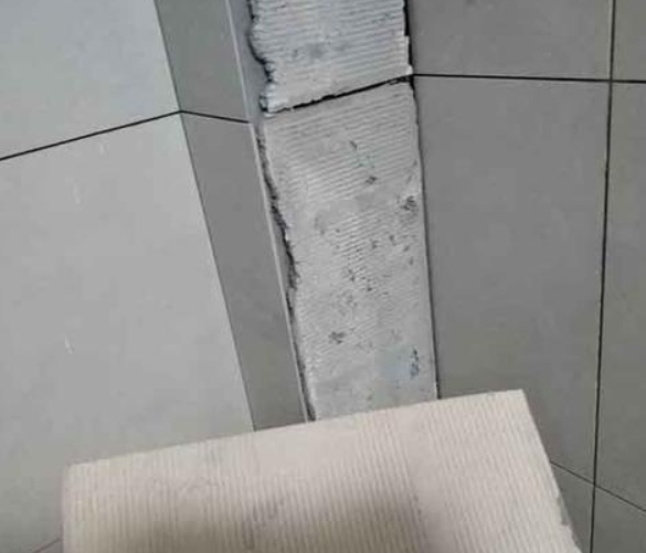 富锦瓷砖空鼓维修公司分享下厨房瓷砖脱落的补救措施。